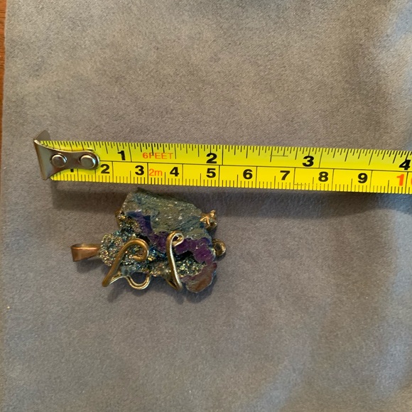 Hand wrapped in gold green/purple pendant - Picture 3 of 4